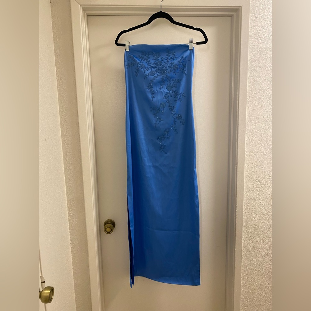 Elegant Blue Strapless Gown with Floral Embroidery